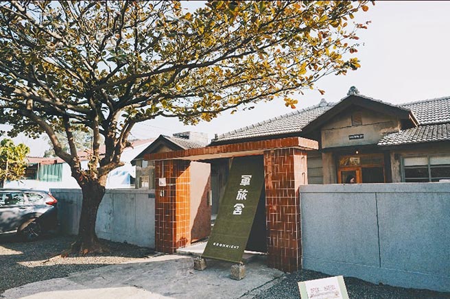 民宿与老树相伴，呈现左营建业新村的独特风貌。（高巿府提供）