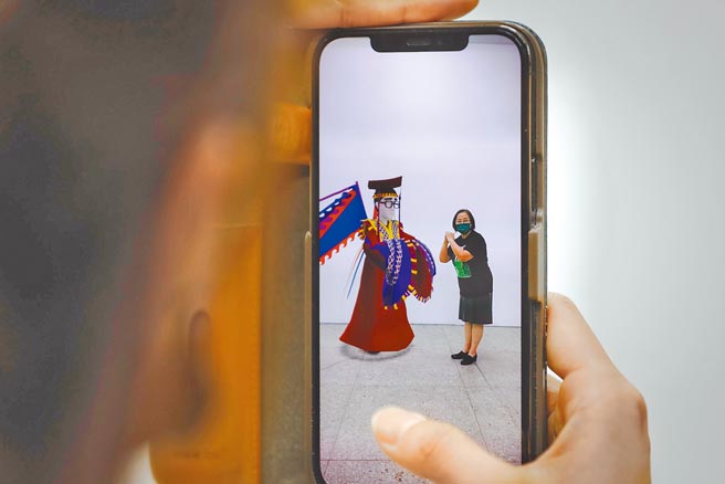 有如宝可梦隔空抓宝的情节，今年关渡艺术节玩创意，观眾打开手机，扫描特定条码，音乐家马水龙、舞蹈家林怀民等人的大型人偶身影，就出现在眼前。（关渡艺术节提供）