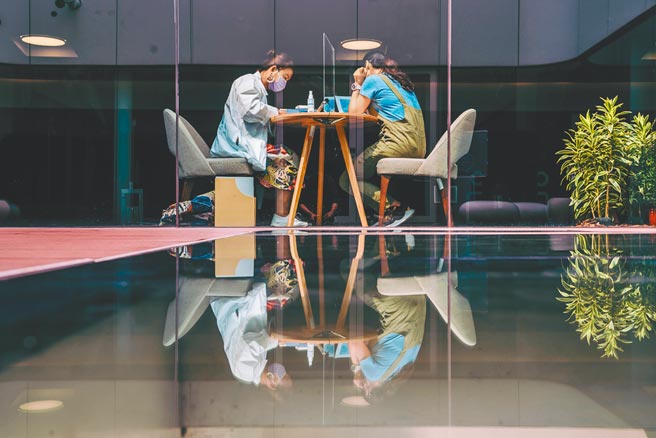 藝術家化身成諮詢師，依照觀眾當下心情，選詩、讀詩、唱歌或跳舞。（衛武營國家藝術文化中心提供）