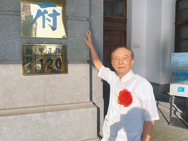 当年争取新竹县市分家、竹市升格的首届市长施性忠，特别穿着当年就职的服装来到新竹市政府，心中是感慨万千。（陈育贤摄）