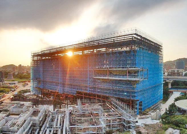 科技大厂祭出高薪甚至「做6给7」抢工，原定明年4月完工的新北市立美术馆，因「找呒人」导致工程延宕，预计延至明年7月竣工。（新北市工务局提供／陈慰慈新北传真）