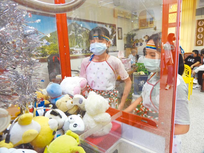 花莲县崇德国小向业者购买1台二手机台放在校长室，只要学生获师长推荐，即能免费玩，直到成功夹到娃娃为止。（罗亦晽摄）