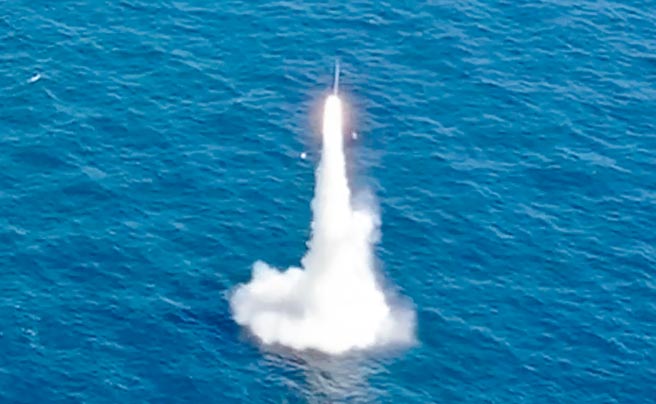 韓國成功進行潛射彈道飛彈試射後，這款飛彈預計明年下半年投入實戰部署。（摘自韓國國防部官網）