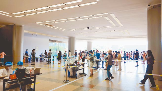 泉州市安溪县龙涓乡新增3例确诊，某患者曾于厦门就医，后引发家庭群聚感染。图为厦门民眾排队做核酸检测。（中新社）