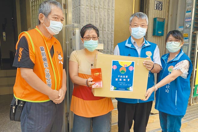 蔡衍明愛心基金會在中秋節前，對新竹縣300戶弱勢家庭，每戶贈給5千元紅包和愛心物資。（新竹縣政府提供／羅浚濱新竹傳真）