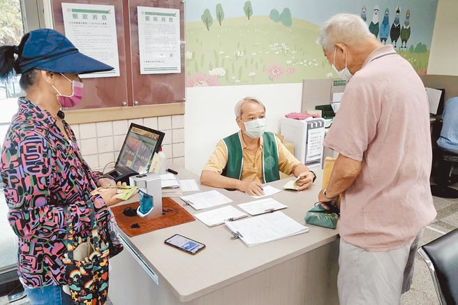葉國熢老師（中）退休後轉教客語，輔導多位學生通過客語認證，並在郵局擔任志工。（新竹縣政府提供／羅浚濱新竹傳真）