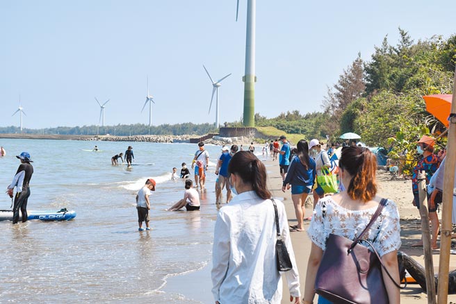 中秋连假，竹南假日之森出现难得戏浪人潮。（谢明俊摄）