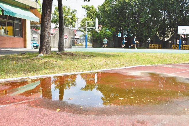 大里区大元国小的操场跑道不是补丁、积水就是跳动路面，学童跑在上面随时都有可能会滑倒、绊倒。（市议员林德宇提供／陈世宗台中传真）