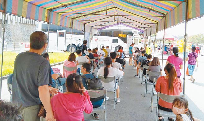 中部血库存量告急，台中市捐血中心与南投紫南宫合作，举办捐血送钱母活动，获得民眾热烈响应。（紫南宫提供/黄国峰南投传真）