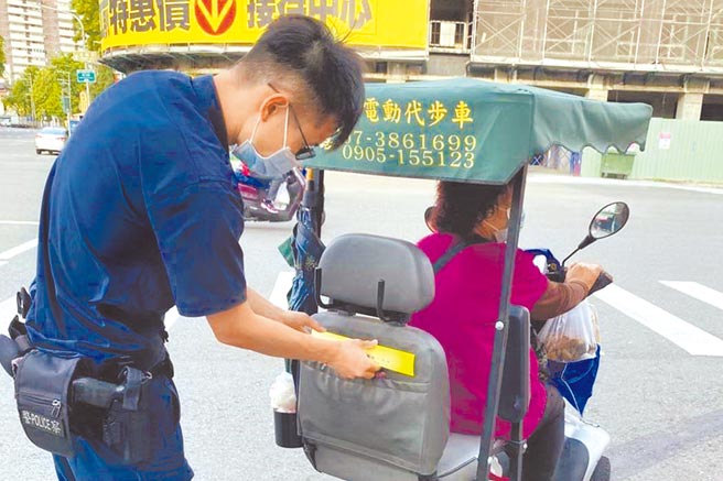 高市警方制作反光贴纸分送骑乘代步车的高龄者，防范车祸发生。（高雄市交通大队提供／石秀华高雄传真）