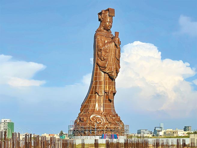 澎湖妈祖文化园区打造全世界最高妈祖神像，日前已组装完成。（陈可文摄）