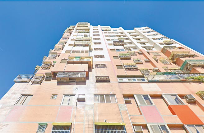 高雄五甲地區一處大廈3樓黃姓住戶浴室旁的公共管道漏水，害樓下兩戶天花板滲漏，管委會要求進入修繕遭拒。一二審判管委會敗訴，更一審翻盤，認定2樓漏水須從3樓修復，判黃男須配合修繕，可上訴。（取自GoogleMap／袁庭堯高雄傳真）