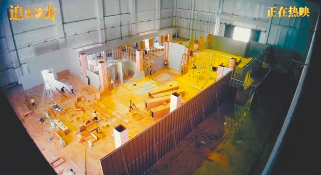 《金錢帝國：追虎擒龍》重金搭建已被拆除的香港啟德機場。（華映娛樂提供）