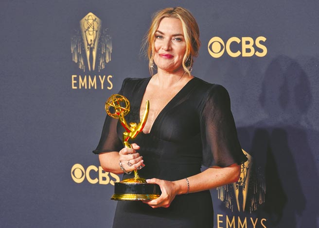 凯特温丝蕾凭藉《东城奇案》获得第2座艾美奖视后。（美联社）