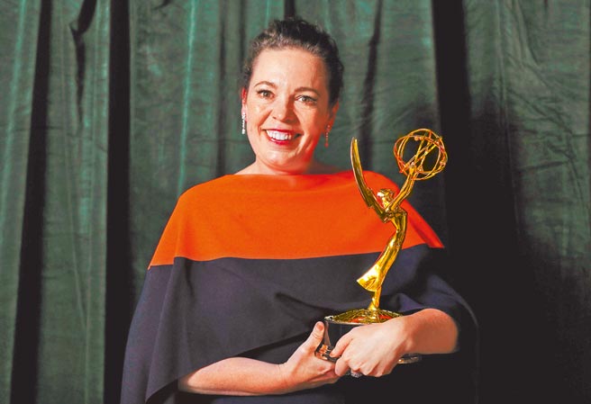 奥莉维亚柯尔曼以《王冠》拿下演艺生涯首座艾美奖。（路透）