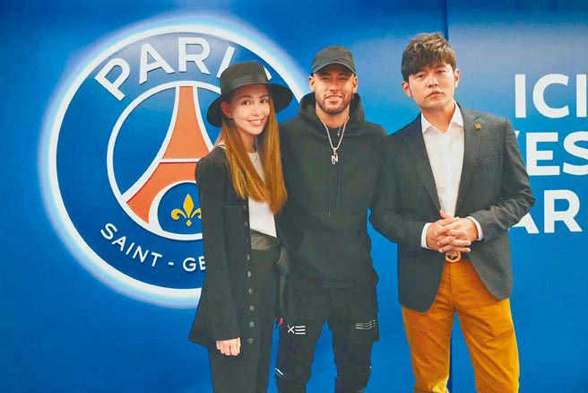 周杰倫（右）和昆凌（左）在觀看巴黎聖日耳曼足球隊賽事後，與球星內馬爾合影。（摘自IG）