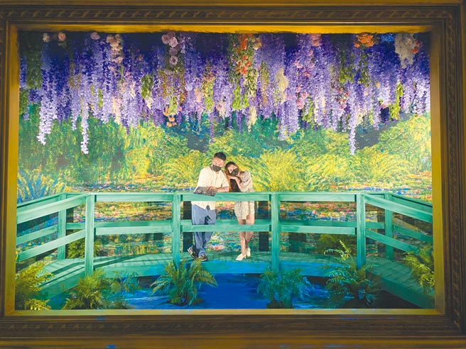 新光三越高雄左營店「印象莫內－光影體驗展」，重現《睡蓮池上的拱橋》，實景打造莫內花園中日式步橋。（新光三越提供）