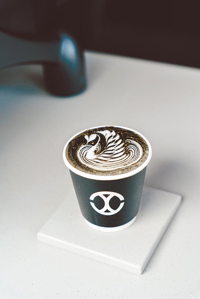 奢華金粉飲品Goldore Latte，250元。（CHLIV Jiufen提供）