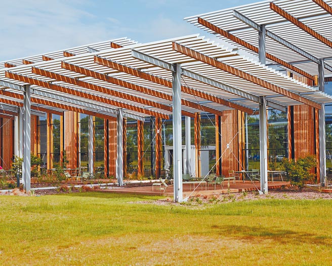 为了能与地球长久相存，工坊符合永续发展环保标章，并大面积绿化了建物。（Hermes提供）