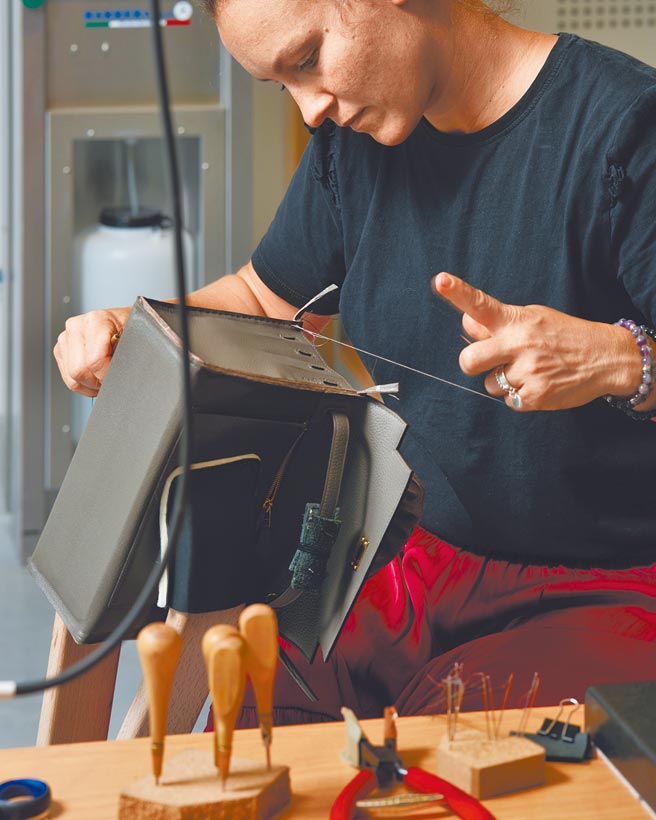 包身的缝制方式是传统马具缝制手法，坚固异常。（Hermes提供）