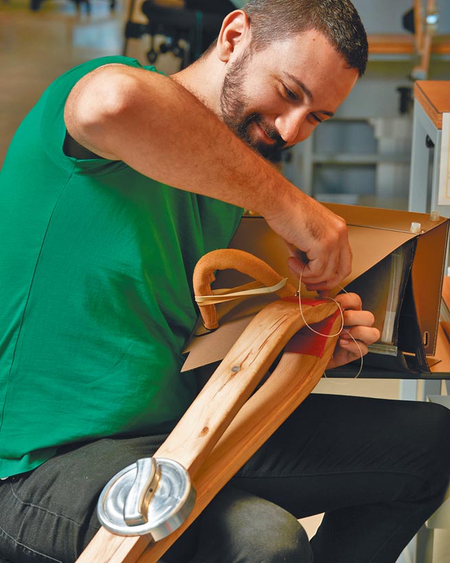 工匠正在缝制提把部分。（Hermes提供）