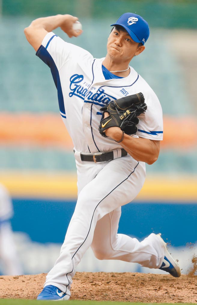 富邦先发投手江少庆主投6局失4分，只有1分自责分。（季志翔摄）