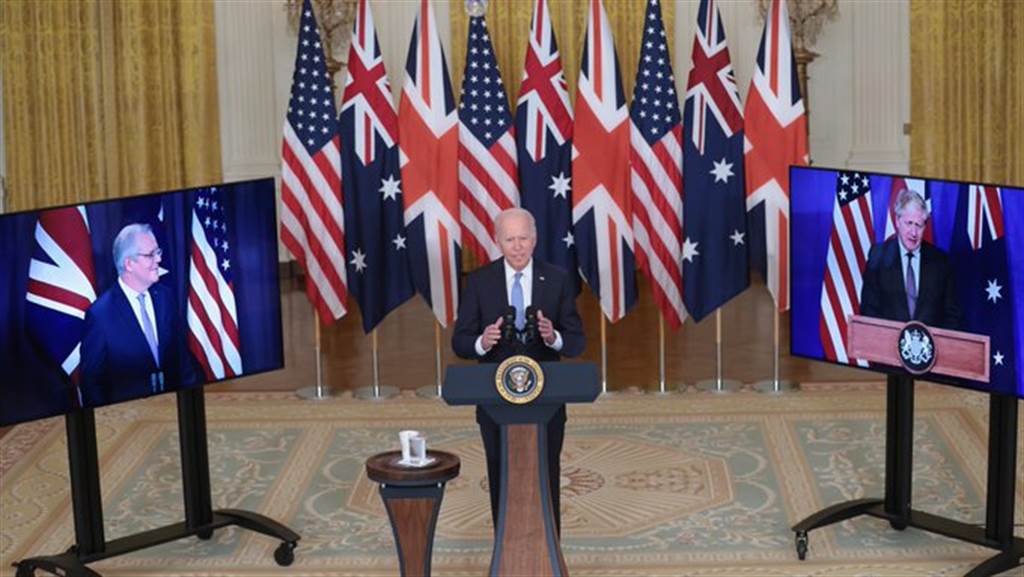 美英澳宣布建立AUKUS聯盟，美英亦為澳洲建造核潛艇達成協議，讓澳洲撕毀了法國建造潛艇合約，引發了國際政治風波。（圖／推特@BrookingsFP)