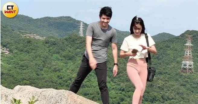 邊走邊看剛剛拍的傑作，陳敬宣和吳岳擎都露出滿意的笑容。（圖／本刊攝影組）