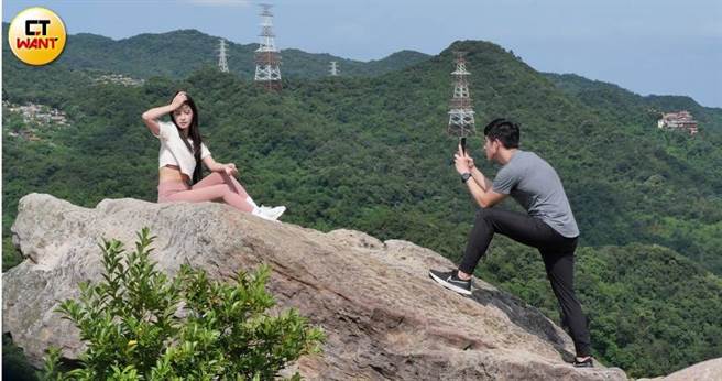 陈敬宣与吴岳擎日前被本刊直击一同去内湖爬山，还不停地帮对方拍网美照。（图／本刊摄影组）