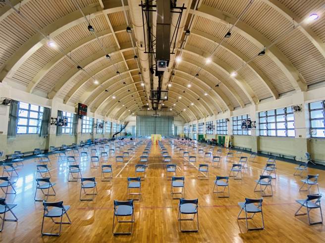 中秋節過後，全台校園陸續開始接種BNT，台北市育成高中連假前已經將體育館布置完畢。（育成高中提供）