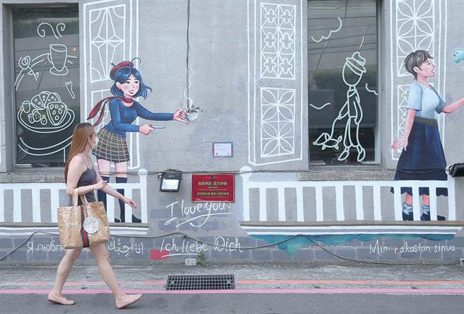 新冠疫情影响国内经济甚鉅，为提升国内经济表现，行政院推动的数位五倍券22日起开始绑定。图为民眾到知名的南西商圈逛街购物。(粘耿豪摄)