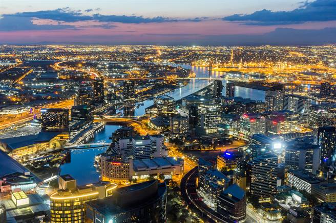 规模5.6的强震侵袭澳洲维多利亚，从墨尔本到新南威尔斯州的瓦加瓦加（Wagga Wagga）全境有感，图为墨尔本的空拍照。（达志影像/Shutterstock）