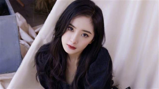 杨幂前公公刘丹近日出席活动时意外透露小糯米的私下生活。（图／微博@嘉行杨幂工作室 ）