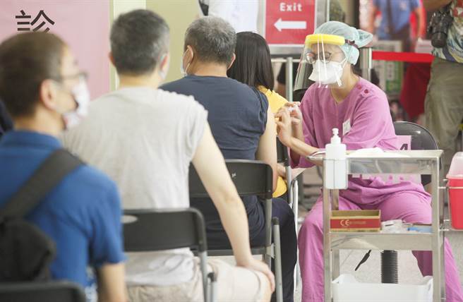 行政院長蘇貞昌今天赴立法院報告「新冠疫苗接種、整備、受害救濟等相關事宜」專案報告。蘇貞昌受訪指出，我們要提高疫苗施打率，預計10月底達到七成。（資料照，張鎧乙攝）