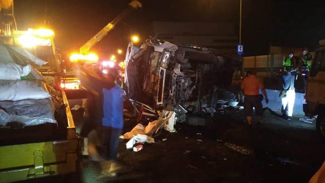 大貨車載運肥料疑因爆胎，撞擊外側護欄後，逆向側翻佔用外側車道。（國道警方提供／陳淑娥台中傳真）