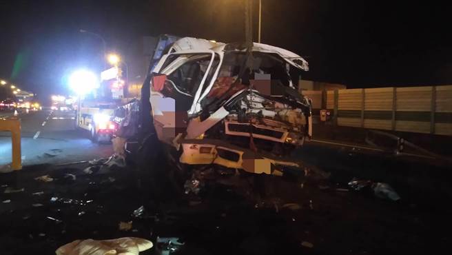 大貨車載運肥料疑因爆胎，撞擊外側護欄後，逆向側翻佔用外側車道。（國道警方提供／陳淑娥台中傳真）
