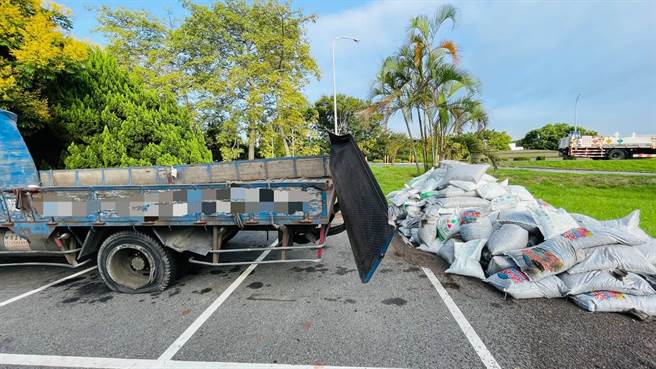 大貨車載運肥料疑因爆胎，在國道發生死亡車禍。（國道警方提供／陳淑娥台中傳真）