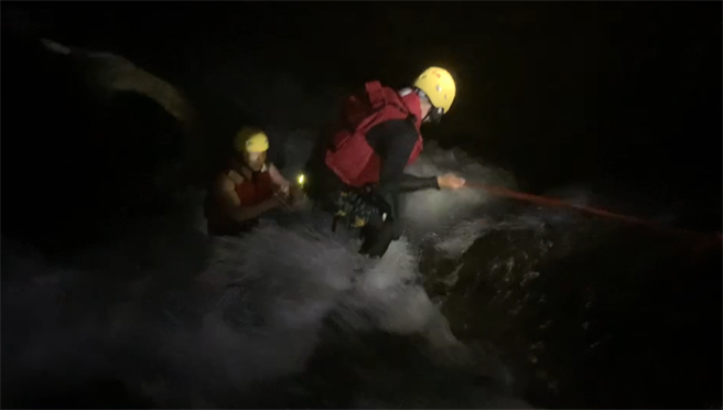 徐姓、庄姓及杨姓3名男子昨上午相揪到花莲秀林乡水源村砂婆礑溪溯溪玩水，回程时却遇溪水暴涨，花莲县消防局见溪流湍急，救援任务险象环生，救难人员也架设相关渡溪设备，最后成功救援3人。（花莲县消防局提供／罗亦晽花莲传真）