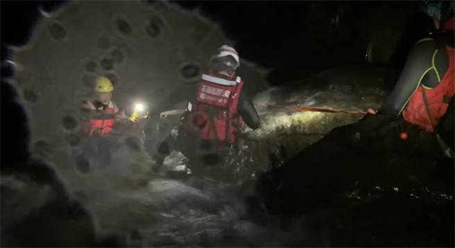 徐姓、庄姓及杨姓3名男子昨上午相揪到花莲秀林乡水源村砂婆礑溪溯溪玩水，回程时却遇溪水暴涨，花莲县消防局见溪流湍急，救援任务险象环生，救难人员也架设相关渡溪设备，最后成功救援3人。（花莲县消防局提供／罗亦晽花莲传真）