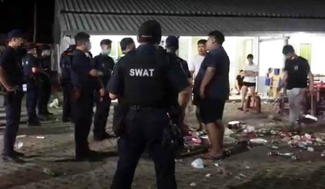 刀砍不够还开车撞，台东中秋烤肉10余人大乱斗4人受伤。(庄哲权翻摄)