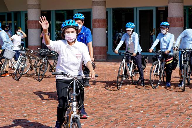 為響應國際無車日，宜蘭縣今天市區公車免費，縣長林姿妙盼鄉親能搭乘公眾運輸，或利用自行車在城市移動。（李忠一攝）