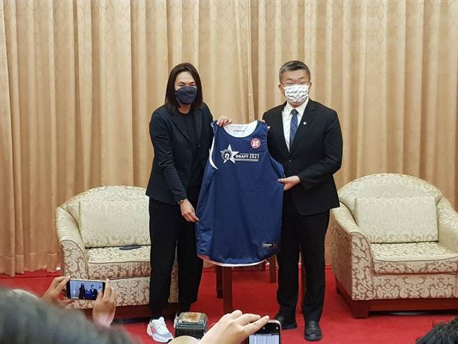 T1职篮会长钱薇娟（左）拜会立法院副院长、中职会长蔡其昌（右）。（陈筱琳摄）