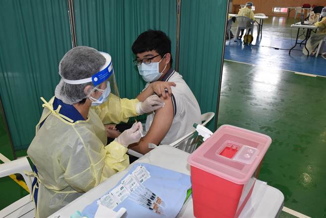 苗栗县政府22日上午替县内高中学生打BNT疫苗，头份兴华高中高3李同学成为首个打完疫苗的高中生。（谢明俊摄）