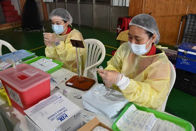 BNT疫苗须先行稀释后再抽出装进施打针筒，步骤较繁复。（谢明俊摄）