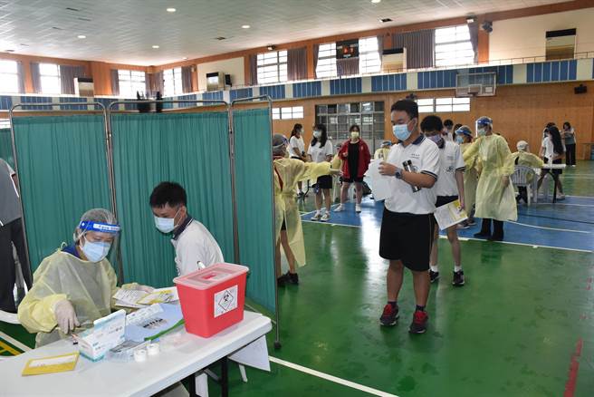 头份市兴华高中生生很高兴成为全国第1个施打BNT疫苗的高中学校。（谢明俊摄）