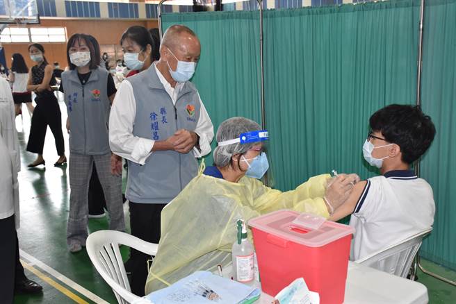 苗栗县长徐耀昌及县议长锺东锦22日一早前往兴华高中关心学生施打BNT疫苗情况。（谢明俊摄）