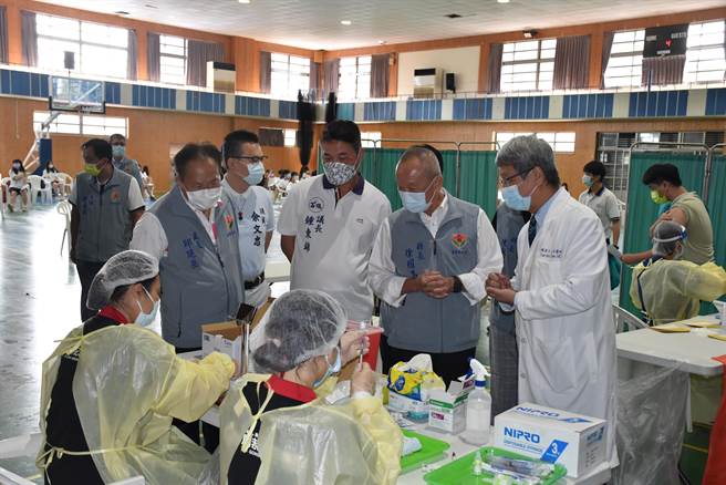 苗栗县长徐耀昌及县议长锺东锦22日一早前往兴华高中关心学生施打BNT疫苗情况。（谢明俊摄）