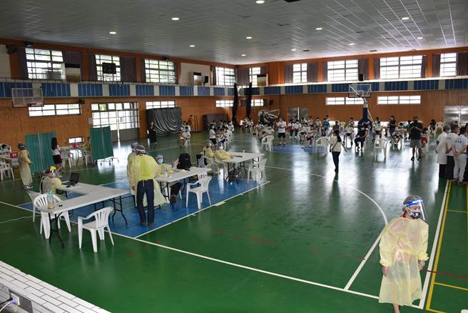 苗栗县头份市兴华高中成为国内首个施打疫苗的高中学校。（谢明俊摄）