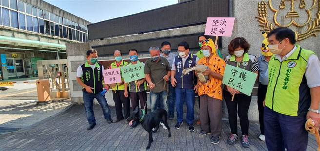 民進黨彰化縣黨部主委邱建富，22日帶上象徵畜牲的小黑狗、鵝，以民進黨全國主委聯誼會會長身分，到彰化地檢署再度提告董智森。(吳建輝攝)