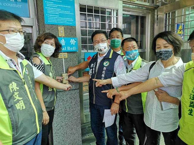 民進黨彰化縣黨部主委邱建富，繼民進黨台南、基隆黨部相繼提告媒體人董智森後，22日以民進黨全國主委聯誼會會長身分，到彰化地檢署再度提告董智森。(吳建輝攝)